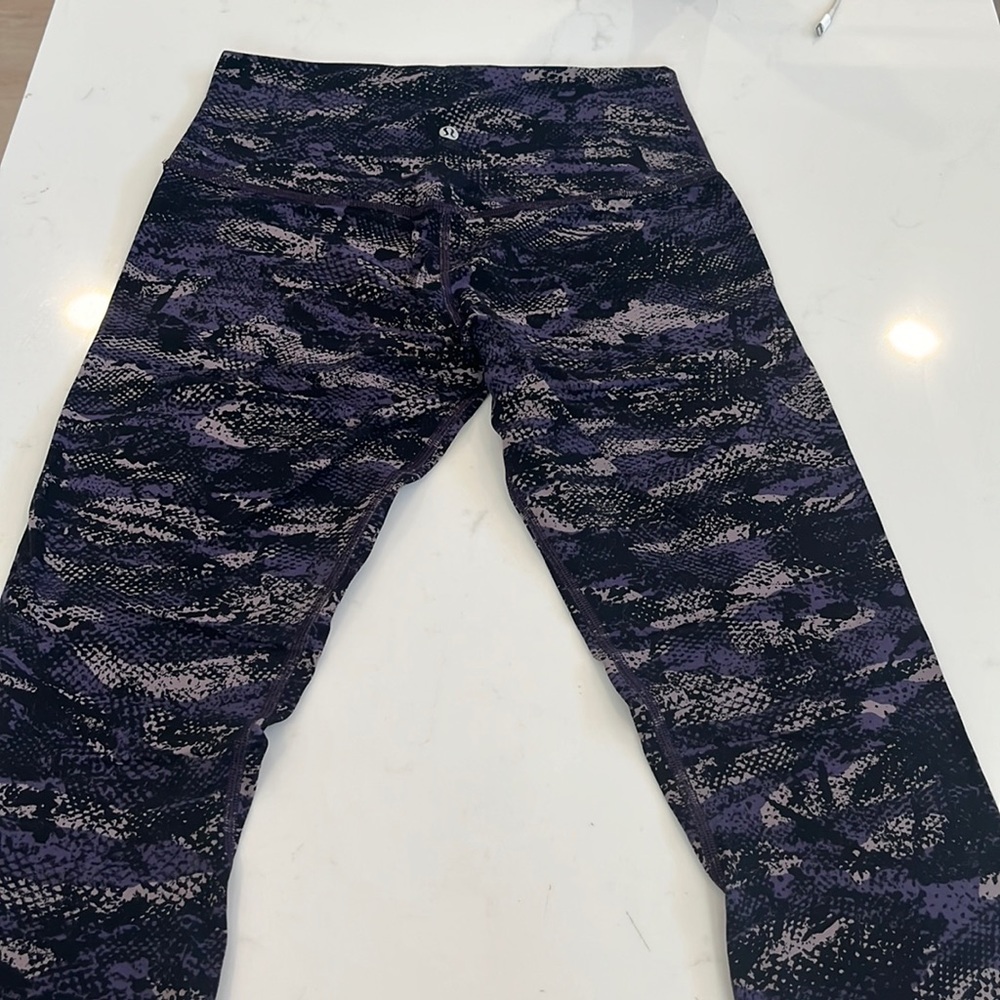 Lululemon aligns SZ6 cropped EUC